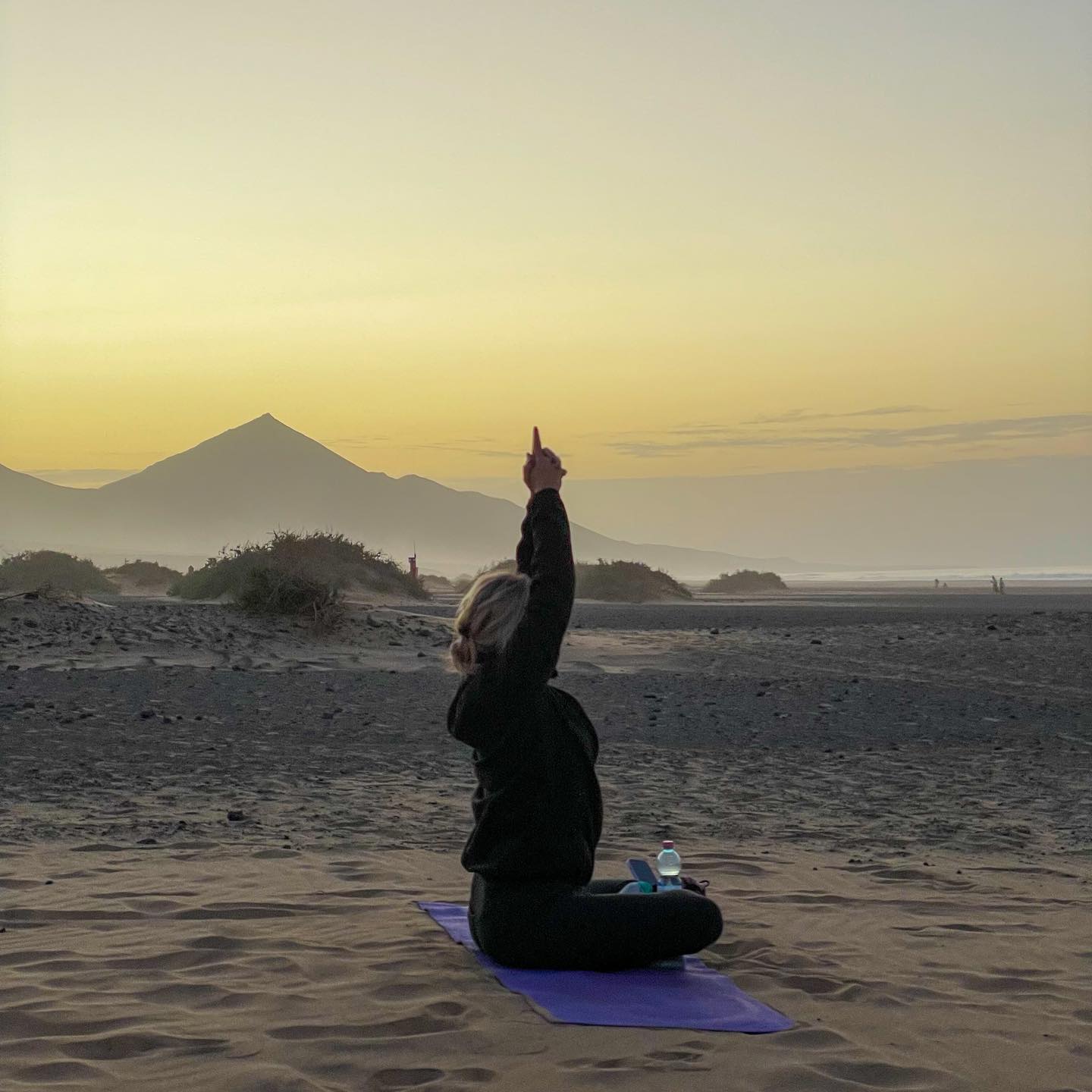 Yoga en playa mágica de Cofete
