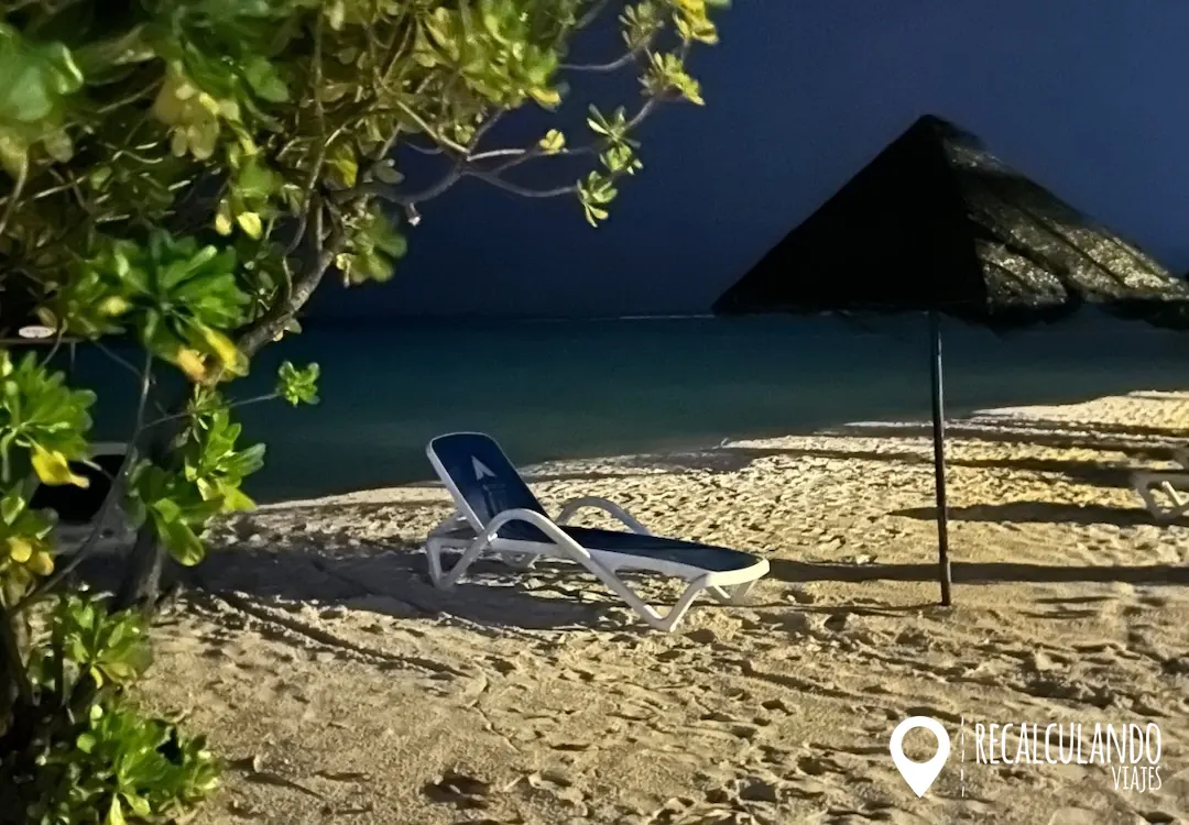 gulhi playa de noche - maldivas