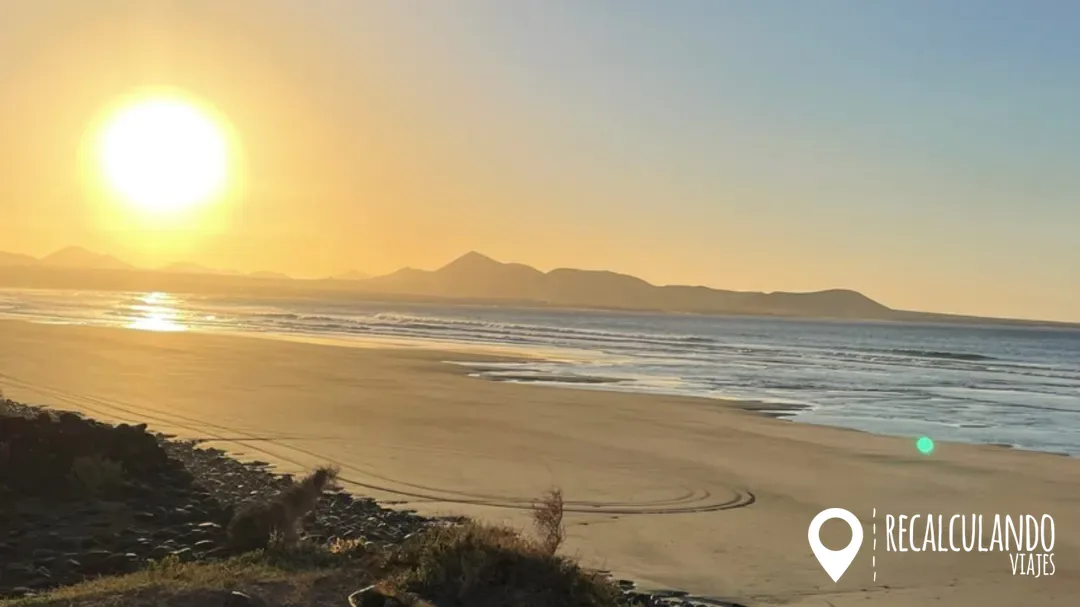 playa de famara atardecer