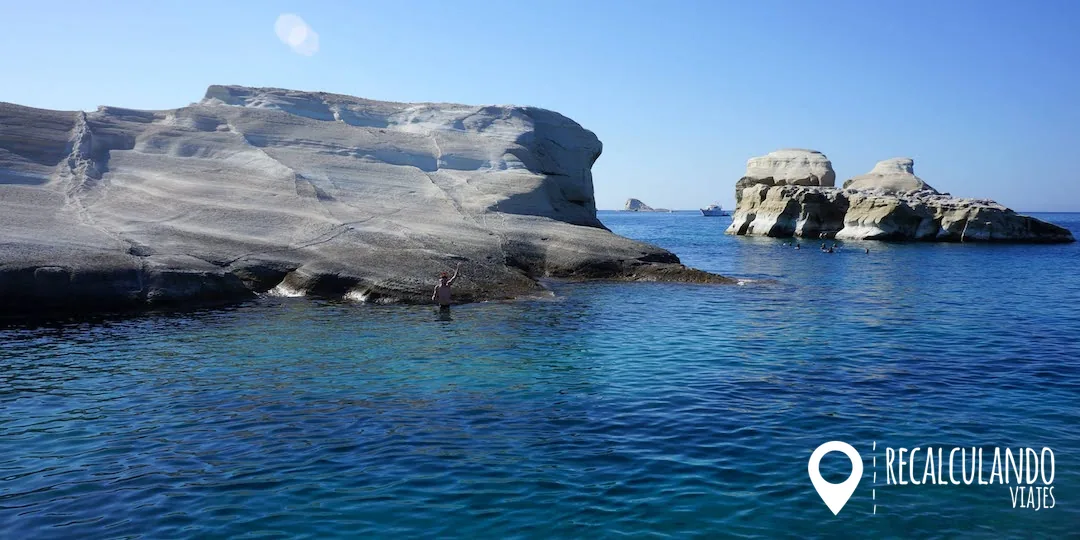 que ver en milos playa sarakiniko