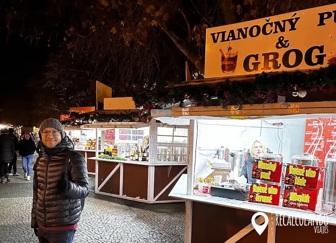Puesto del mercado navideño de Bratislava de noche