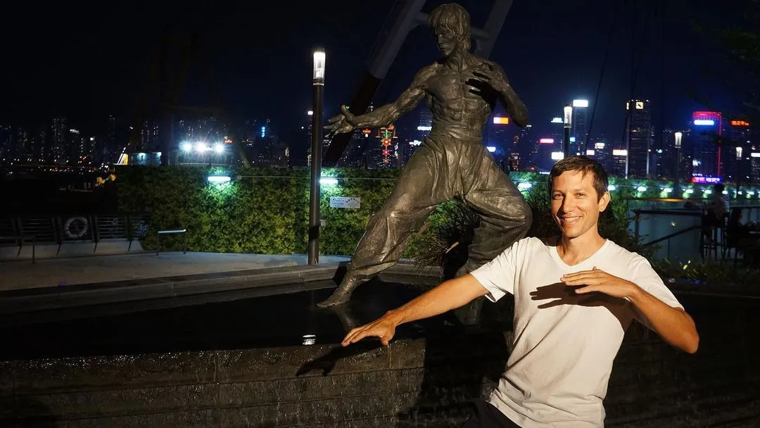 bruce lee statue on the avenue of stars