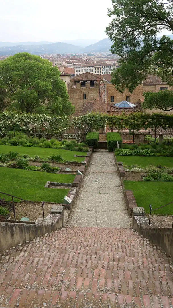 escalinata del giardino bardini con vistas de florencia